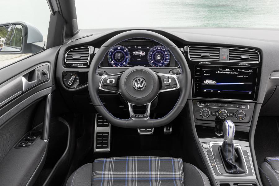 Панель приборов Volkswagen Golf GTE 2017 года  (WW) (фото 29 из 43)